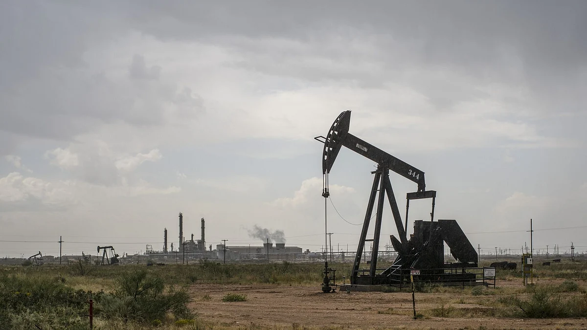 <div class="paragraphs"><p>A pump jack extracts oil in Yoakum County, Texas, US. Photographer: Matthew Busch/Bloomberg</p></div>
