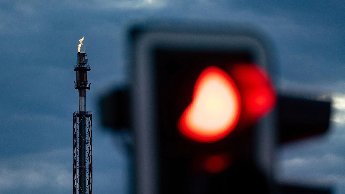 <div class="paragraphs"><p>A flare stack releases flammable gases at a plant in the Leuna refinery and chemical industrial complex. Photographer: Krisztian Bocsi/Bloomberg</p></div>