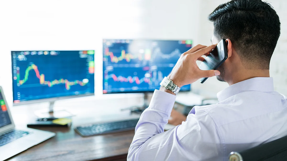 <div class="paragraphs"><p>A finance professional discussing with client through mobile phone while trading stocks. (Source freepik)</p></div>
