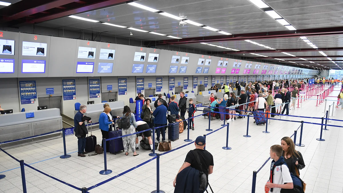 <div class="paragraphs"><p>Passengers at an airport. (Photo: Phil Mosley/Unsplash)</p></div>