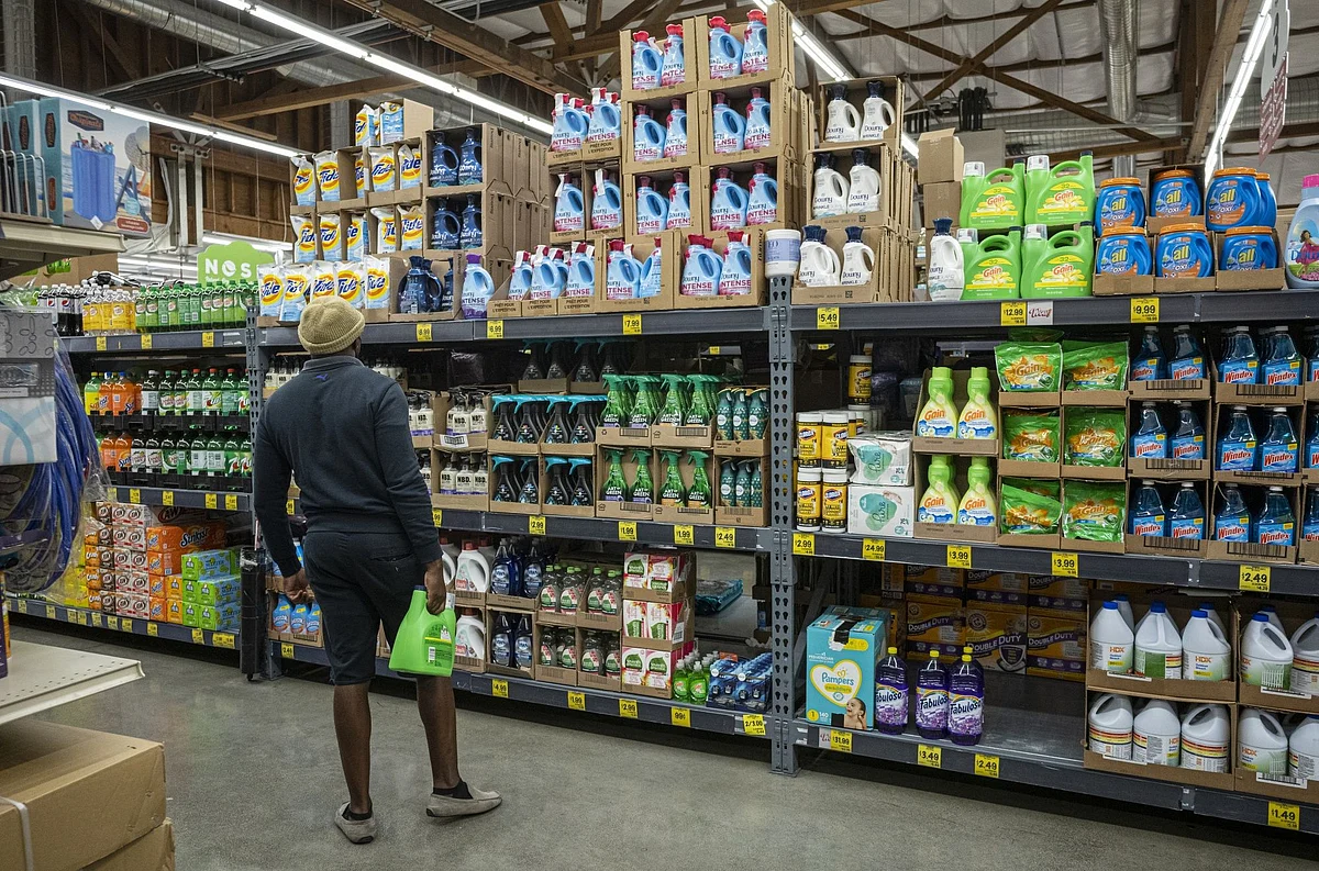 <div class="paragraphs"><p>A shopper inside a grocery store in San Francisco. (Photographer: David Paul Morris/Bloomberg)</p></div>