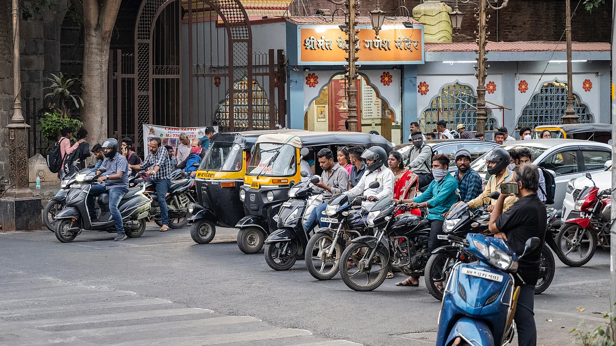 <div class="paragraphs"><p>Vehicles at traffic signal. (Photo: Prayag Tejwani/Unsplash)</p></div>