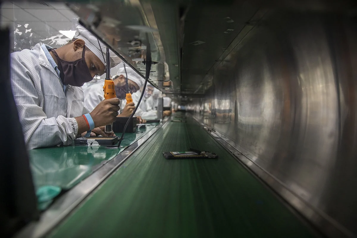 <div class="paragraphs"><p>Workers manufacture smartphones on an assembly line at the Lava International factory in Noida, Uttar Pradesh. (Photographer: Prashanth Vishwanathan/Bloomberg)</p></div>