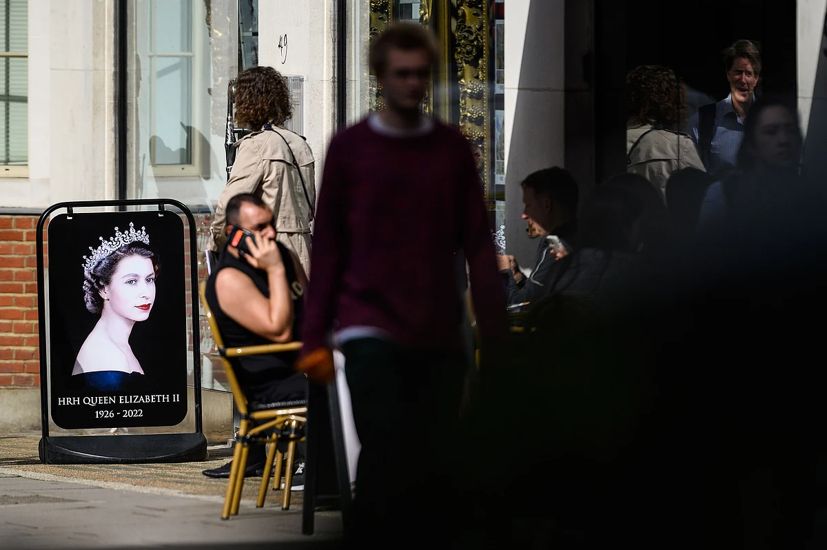 <div class="paragraphs"><p>An image of Queen Elizabeth II is seen outside a business as people socialise in the sun on September 15, 2022 in London, England. (Photo by Leon Neal/Getty Images)</p></div>