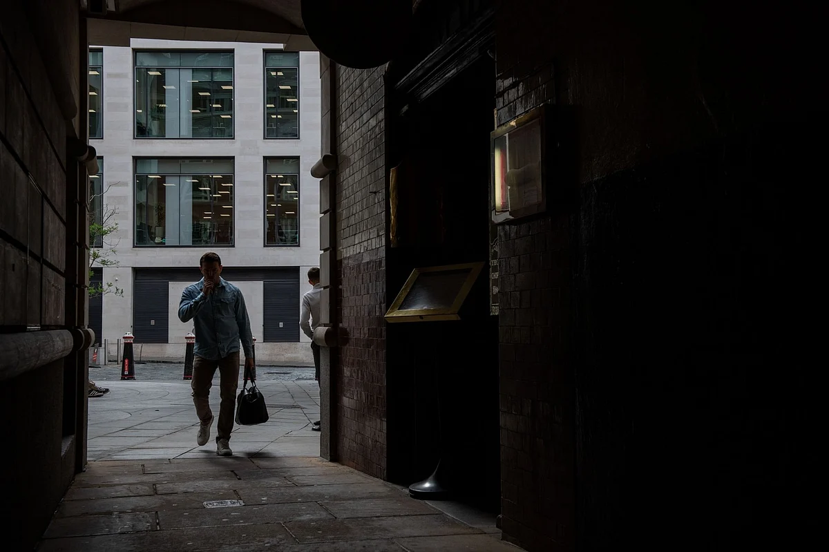 <div class="paragraphs"><p>A city worker walks down an alleyway in London. (Photo: Chris J. Ratcliffe/Bloomberg)</p></div>