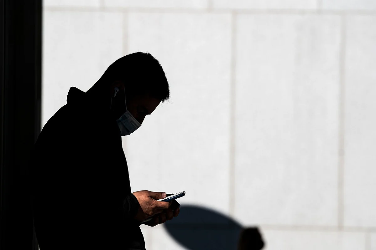 <div class="paragraphs"><p>A pedestrian uses a smartphone in front of a store in Walnut Creek, California. Photographer: David Paul Morris/Bloomberg</p></div>