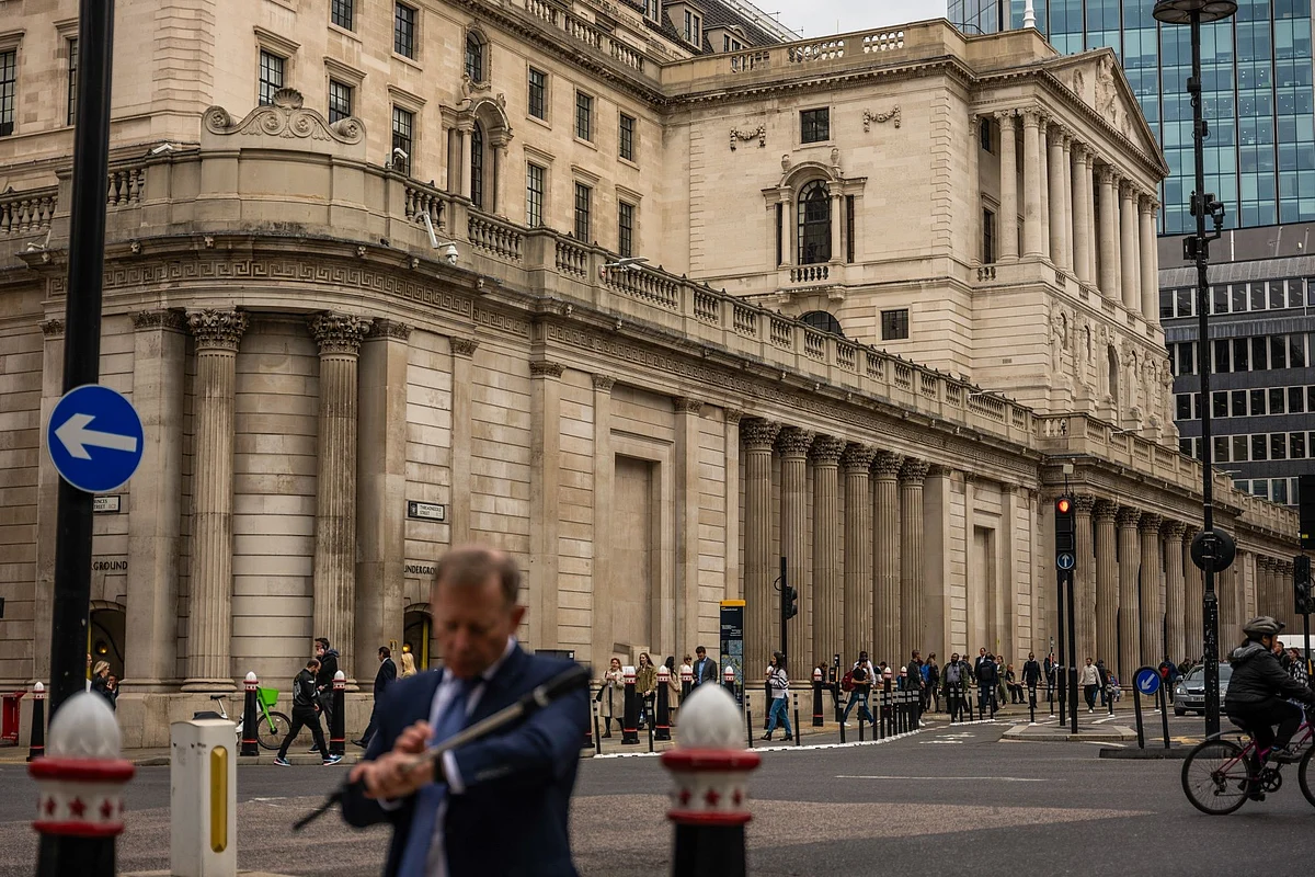<div class="paragraphs"><p>Commuters outside the Bank of England in London.</p></div>
