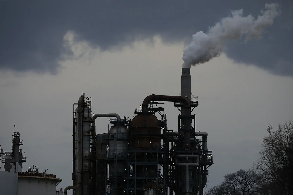 <div class="paragraphs"><p>Emissions rise from the Valero Energy Corp. oil refinery in Memphis, Tennessee, U.S., on Wednesday, Feb. 16, 2022. Photographer: Luke Sharrett/Bloomberg</p></div>