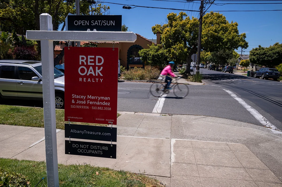 <div class="paragraphs"><p>A "For Sale" sign outside a house in Albany, California, US, on Tuesday, May 31, 2022. </p></div>