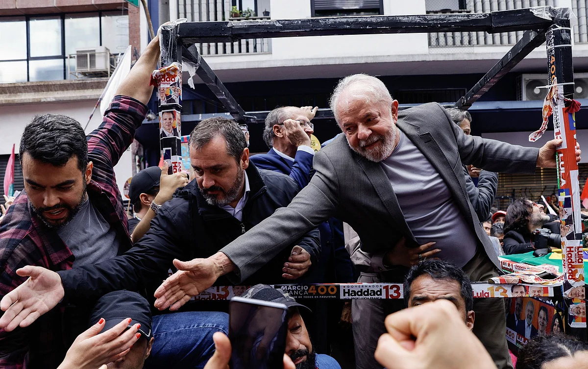 Former president Lula greets supporters during the closing campaign rally in Sao Paulo on Oct. 1, 2022.