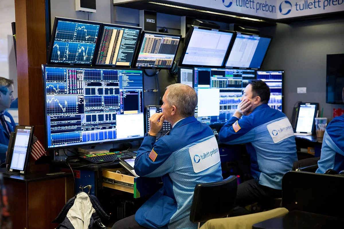 Traders work on the floor of the New York Stock Exchange (NYSE) in New York, U.S., on Friday, Nov. 30, 2018. U.S. stocks swung between small gains and losses as investors focused on the outlook for trade ahead of a meeting between the American and Chinese presidents.