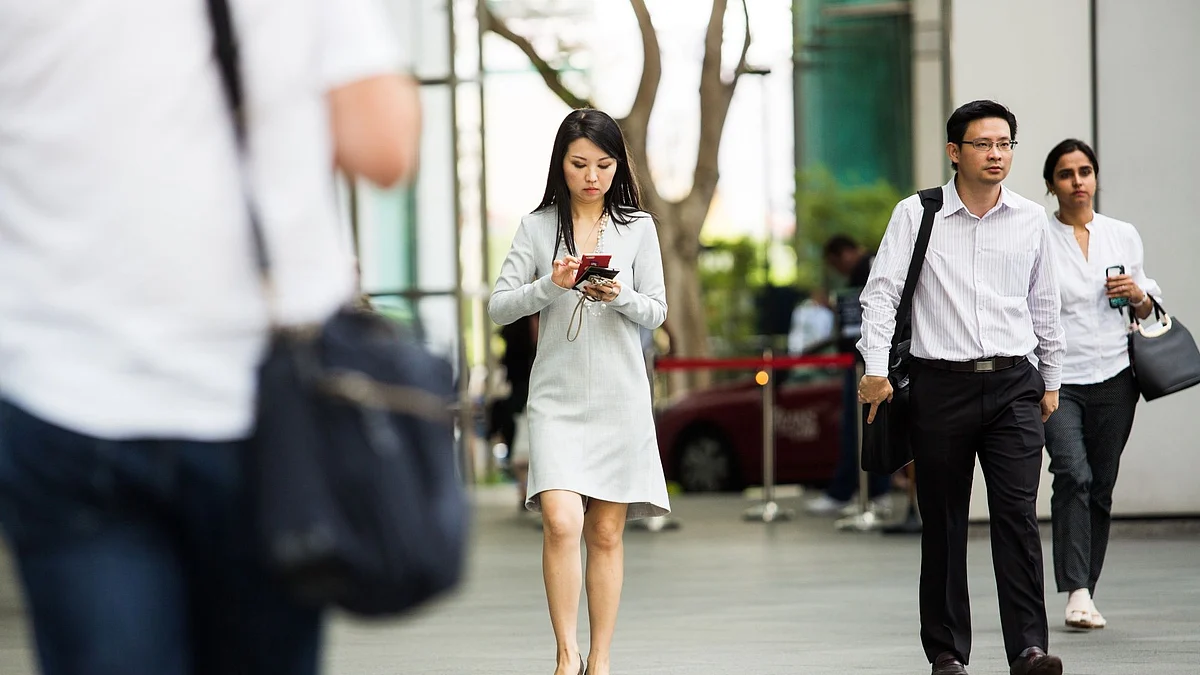 Smartphone apps could ease international money transfers.
