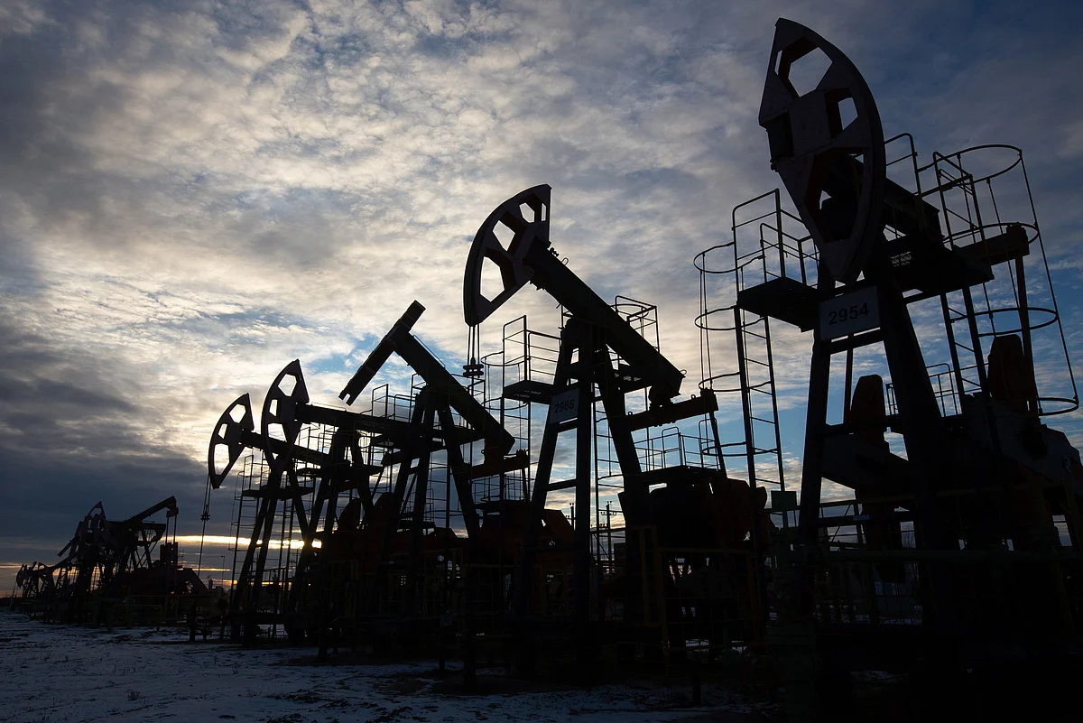 <div class="paragraphs"><p>Oil pumping jacks, also known as "nodding donkeys", in an oilfield near Neftekamsk in Russia. (Photo: Andrey Rudakov/Bloomberg)</p></div>