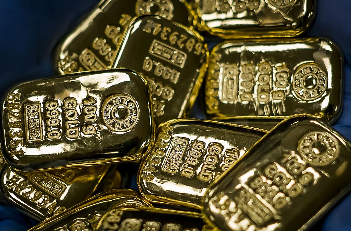 Gold Extends Gain Past $1,700 As Poor U.S. Data Shifts Sentiment