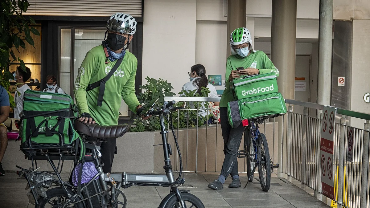 <div class="paragraphs"><p>GrabFood delivery riders in Singapore</p></div>