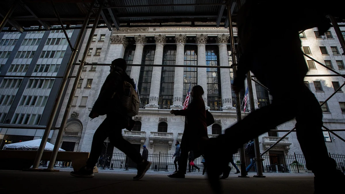 Pedestrians pass in front of the New York Stock Exchange (NYSE) in New York, US, on Wednesday, Nov. 9, 2022. US stocks declined following midterm elections that failed to yield a Republican sweep. Treasuries and the dollar caught bids in a sign of deteriorating risk sentiment. Photographer: Michael Nagle/Bloomberg