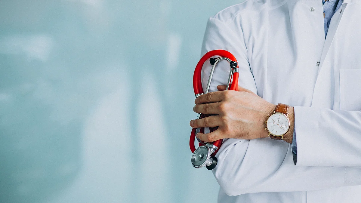 <div class="paragraphs"><p>Physician holding stethoscope. (Source: freepik)</p></div>