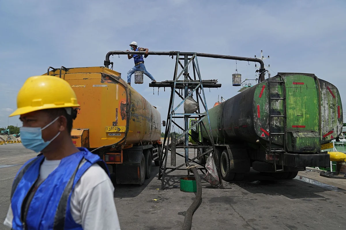 Palm oil loaded into trucks from a tanker docked at Tanjung Priok Port in Jakarta, Indonesia, on Tuesday, April. 26, 2022. After a shock announcement by Indonesia late Friday about banning all exports of cooking oil, the world’s top producer clarified days later that it will only halt exports of RBD palm olein, while shipments of crude palm oil can continue. Photographer: Dimas Ardian/Bloomberg