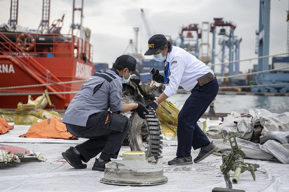 Examiners sift through debris from Sriwijaya Air flight SJY182 in Jakarta in January 2021.