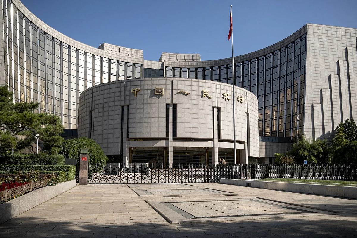 21 Eylül 2022 Çarşamba günü Pekin, Çin'deki Çin Halk Bankası (PBOC) binası. Çin'in mevcut faiz oranları "mantıklı" Çin Halk Bankası, gelecekteki politika eylemleri için alan sağladığını belirterek, önümüzdeki aylarda faiz oranlarını düşürmeye devam edebileceği beklentilerini de sözlerine ekledi. Bloomberg