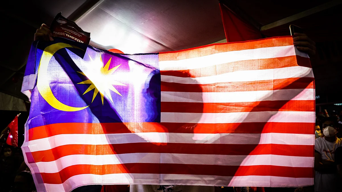 SELANGOR, MALEZYA - 16 KASIM: Malezya'nın muhalefet lideri Enver İbrahim'in bir destekçisi, Pakatan Harapan (Umut İttifakı) koalisyonunun başkanı, 16 Kasım 2022'de Shah Alam, Selangor, Malezya'da düzenlenen bir seçim kampanyası mitinginde Malezya bayrağı tutuyor . Malezya genel seçimlerini 19 Kasım'da yapacak. (Fotoğraf: Annice Lyn/Getty Images) Fotoğrafçı: Annice Lyn/Getty Images AsiaPac