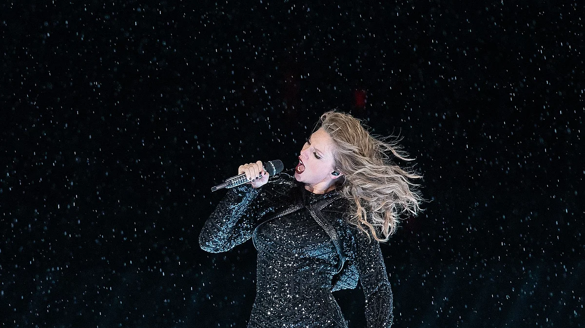 Taylor Swift performs in Sydney.