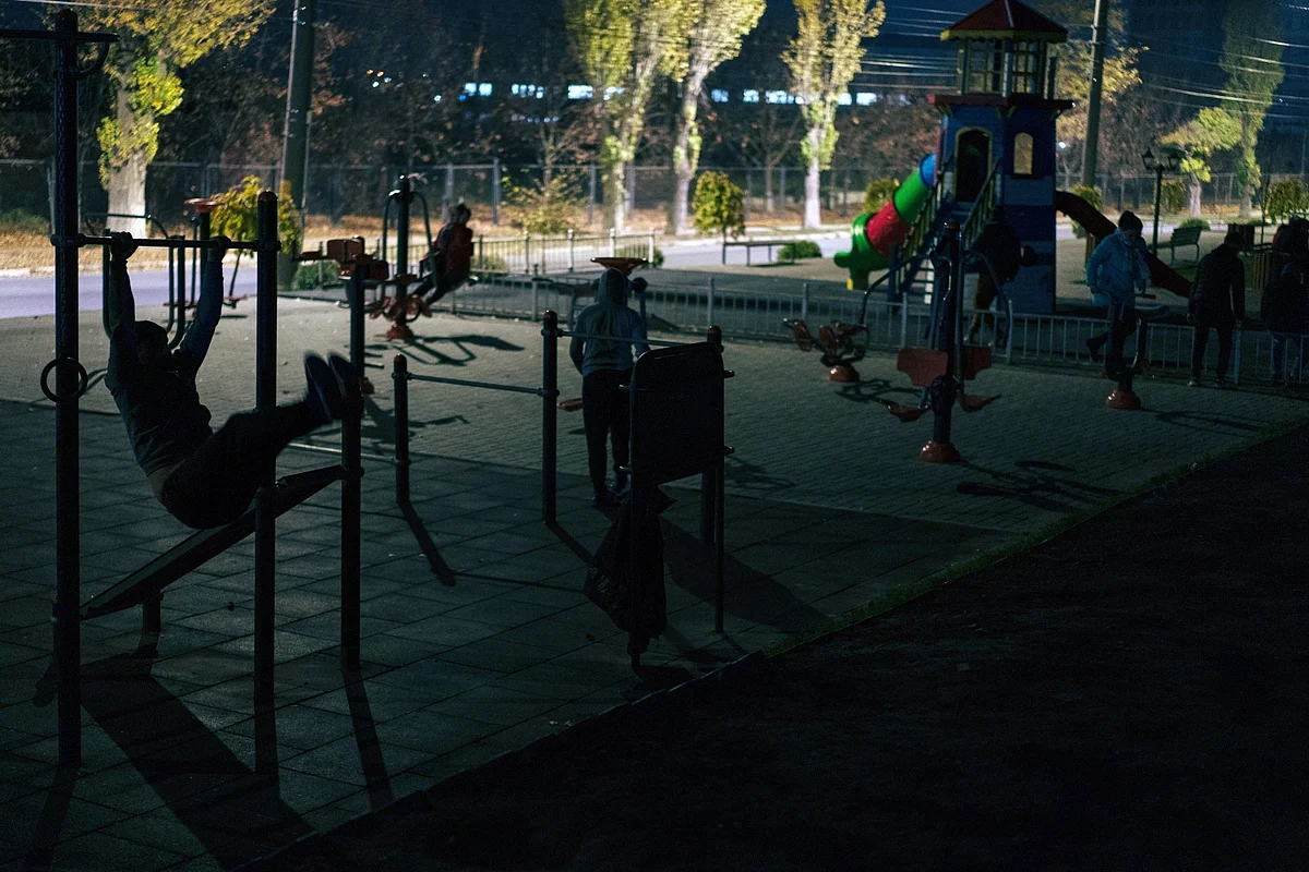 <div class="paragraphs"><p>Residents exercise in the dark at a park in Chisinau, on Nov. 9.Photographer: Andrei Pungovschi/Bloomberg</p></div>