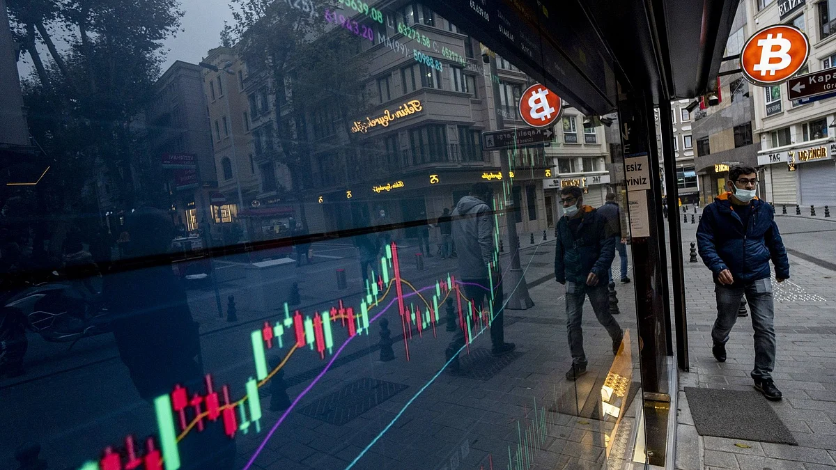 A bitcoin trading chart in the window of a cryptocurrency exchange kiosk in Istanbul, Turkey, on Monday, Nov. 8, 2021. Bitcoin and Ether hit all-time highs in a cryptocurrency rally that some analysts attributed partly to the search for a hedge against inflation. Photographer: Moe Zoyari/Bloomberg
