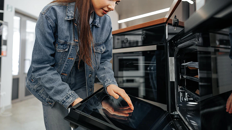 <div class="paragraphs"><p>A customer looking at an oven inside a showroom. (Source: freepik)</p></div>