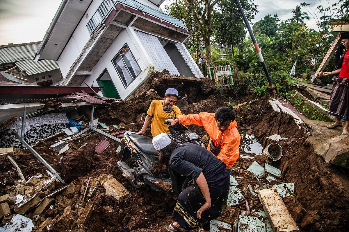 Villagers salvage items from damaged houses following a 5.6-magnitude earthquake in Cianjur, Indonesia on November 22, 2022. Photographer: Aditya Aji/AFP/Getty Images