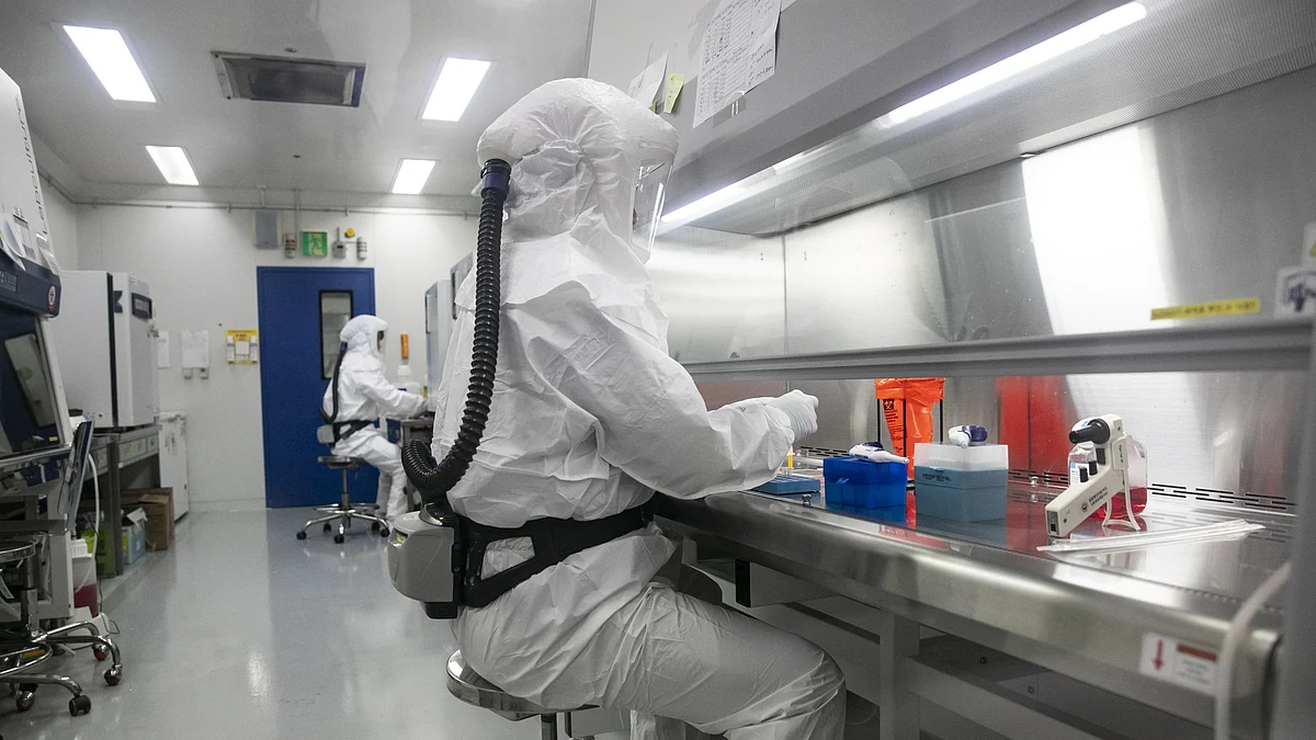 <div class="paragraphs"><p>Researchers incubate cells in a laboratory the Korea Disease Control and Prevention Agenc. Photographer: Woohae Cho/Bloomberg</p></div>
