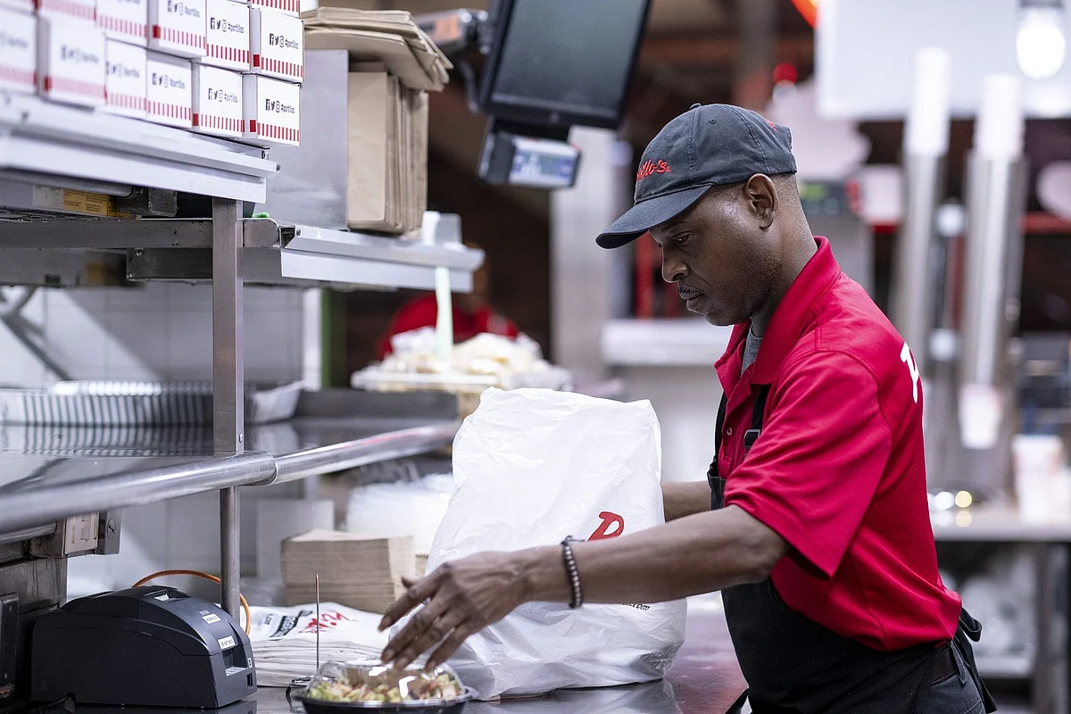 An employee prepares a takeout order at a restaurant in Chicago. Photographer: Christopher Dilts/Bloomberg