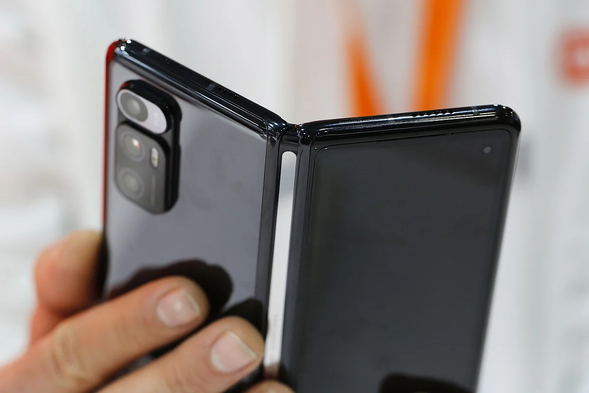 <div class="paragraphs"><p>An attendee handles the Xiaomi Mi Mix Fold foldable smartphone at the Xiaomi Corp. (Photographer: Angel Garcia/Bloomberg)</p></div>