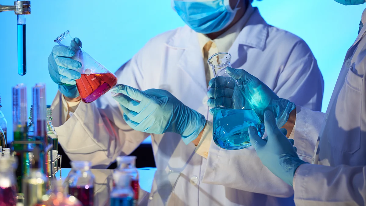 <div class="paragraphs"><p>Scientists testing enzyme solutions inside a lab.( Source: freepik)</p></div>