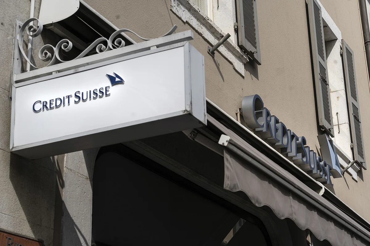 A sign above the entrance to a Credit Suisse Group AG bank branch in Geneva, Switzerland, on Thursday, Sept. 1, 2022. Credit Suisse is weighing cutting 4,000 jobs, a significant part of them in Zurich, as the lender overhauls its business after a series of financial and reputational hits, according to Handelsblatt. Photographer: Jose Cendon/Bloomberg