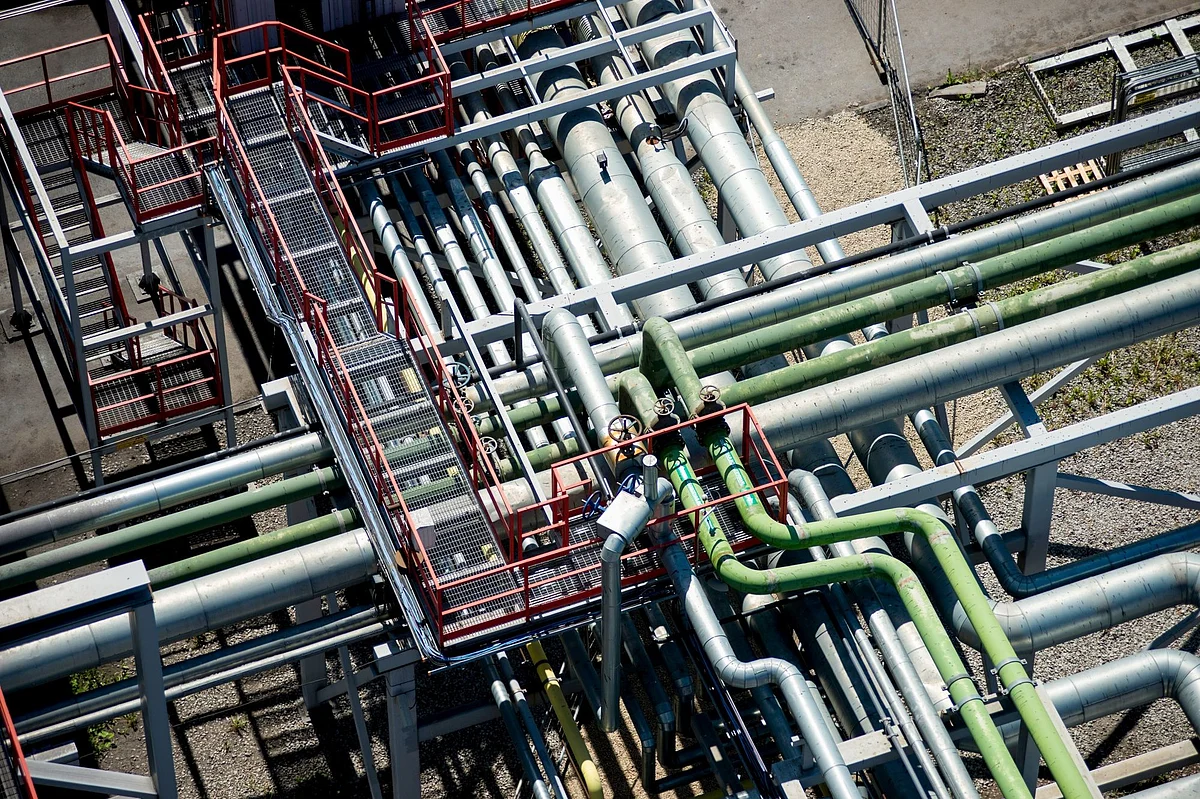 Oil pipes at the Viru Keemia Grupp AS (VKG) oil shale processing plant in Kohtla-Jarve, Estonia, on Tuesday, June 7, 2022. Oil hit a three-month intraday high on Monday amid rebounding demand from China and a significant tightening of the market following Russia’s invasion of Ukraine. Photographer: Peter Kollanyi/Bloomberg