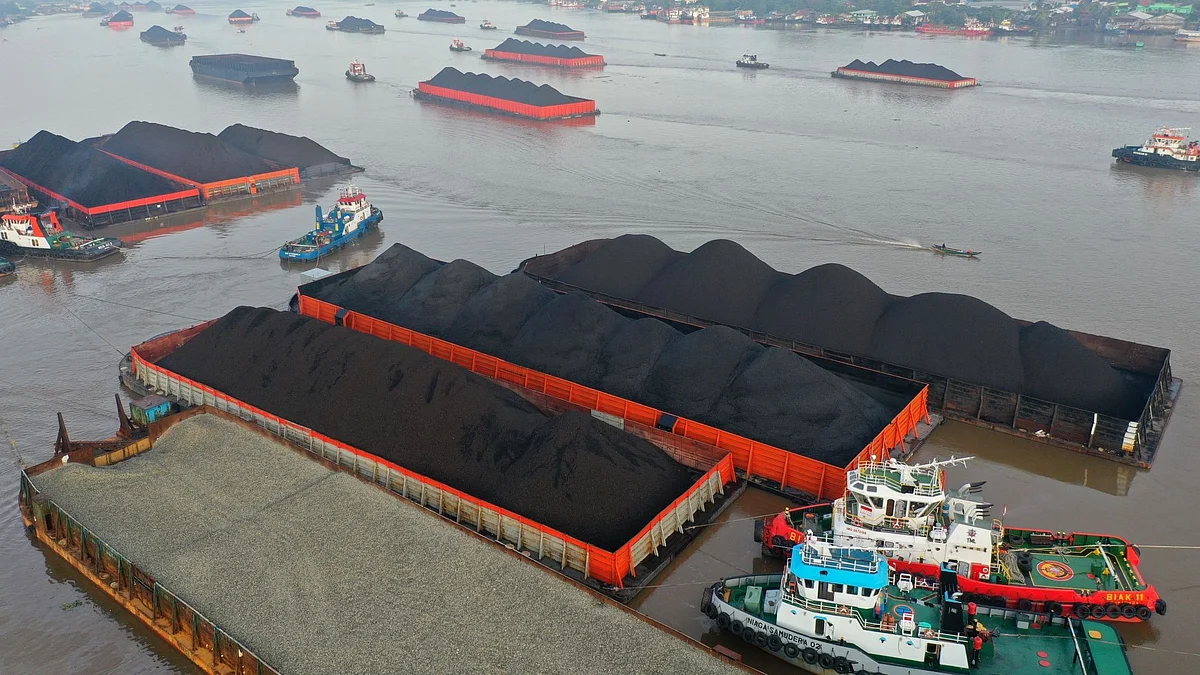 Tugboats guide coal barges in East Kalimantan, Indonesia. Photographer: Dimas Ardian/Bloomberg