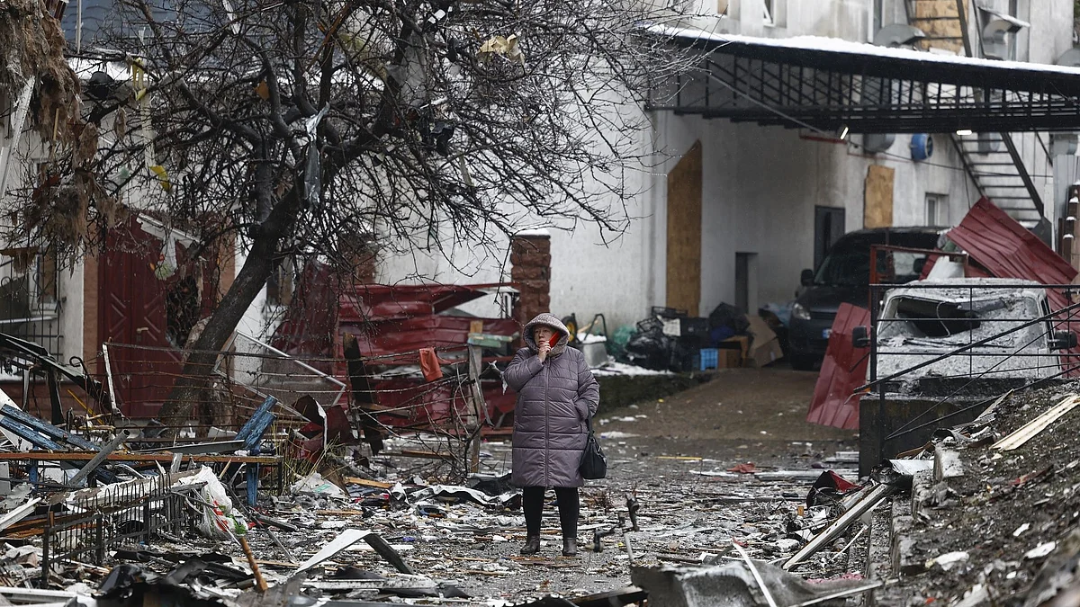 VYSHHOROD, UKRAINE - NOVEMBER 24: Residents return to view their homes in Vyshhorod after yesterday’s missile strikes on November 24, 2022 in Vyshorod, Ukraine. Kyiv and several other cities were hit by another wave of Russian missile strikes yesterday, further damaging the country's energy infrastructure and other utilities. (Photo by Jeff J Mitchell/Getty Images)