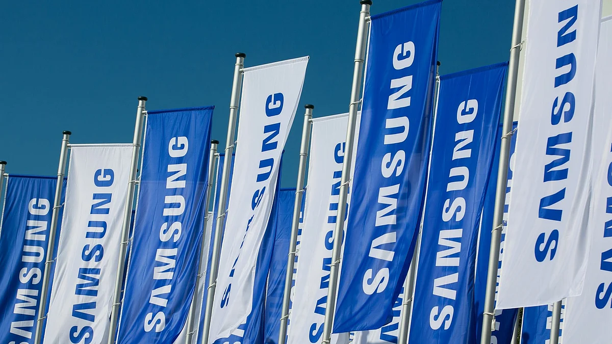 Samsung Electronics Co. branded flags fly outside the IFA International Consumer Electronics Show in Berlin, Germany, on Wednesday, Aug. 31, 2016. Photographer: Krisztian Bocsi/Bloomberg