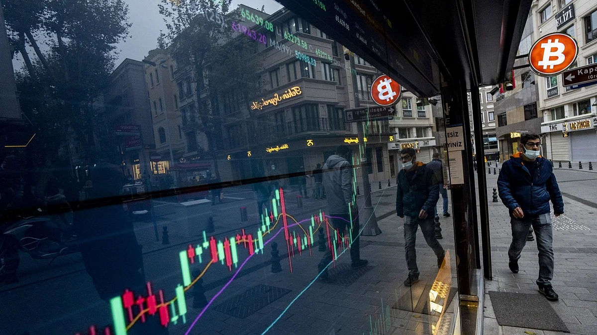 A bitcoin trading chart in the window of a cryptocurrency exchange kiosk in Istanbul, Turkey, on Monday, Nov. 8, 2021. Bitcoin and Ether hit all-time highs in a cryptocurrency rally that some analysts attributed partly to the search for a hedge against inflation. Photographer: Moe Zoyari/Bloomberg