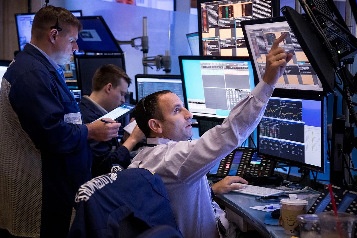 <div class="paragraphs"><p>Traders work on the floor of the New York Stock Exchange in New York, U.S. (Photographer: Michael Nagle/Bloomberg)</p></div>