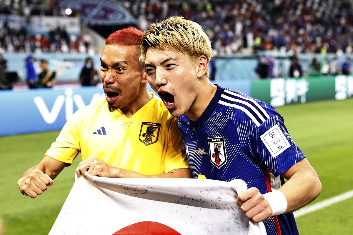 AL-RAYYAN - (l-r) Yuto Nagatomo of Japan, Ritsu Doan of Japan during the FIFA World Cup Qatar 2022 group E match between Japan and Spain at Khalifa International stadium on December 1, 2022 in Ar-Rayyan, Qatar. AP | Dutch Height | MAURICE OF STONE (Photo by ANP via Getty Images)