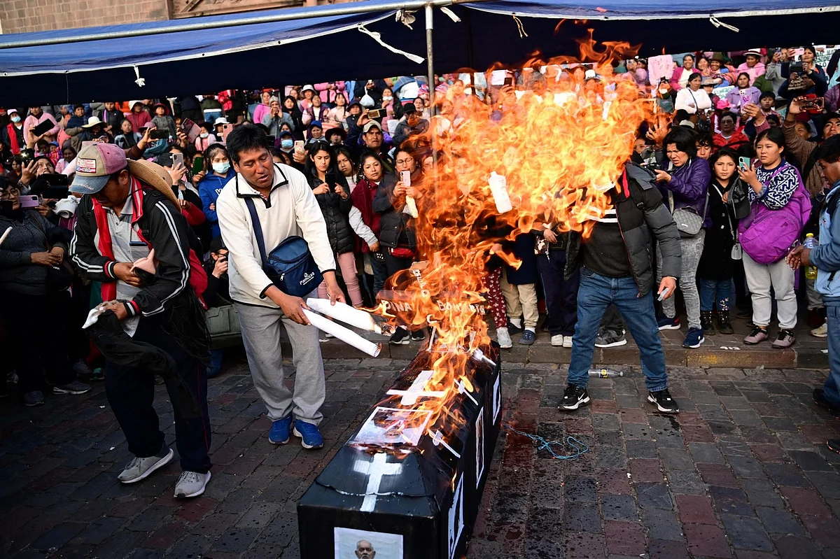 Supporters of Peru's ousted President Pedro Castillo set on fire a fake coffin of ruling President Dina Boluarte, during a protest at the Plaza de Armas in Cusco, Peru, on December 20, 2022. - Photographer: Martin Bernetti/AFP/Getty Images