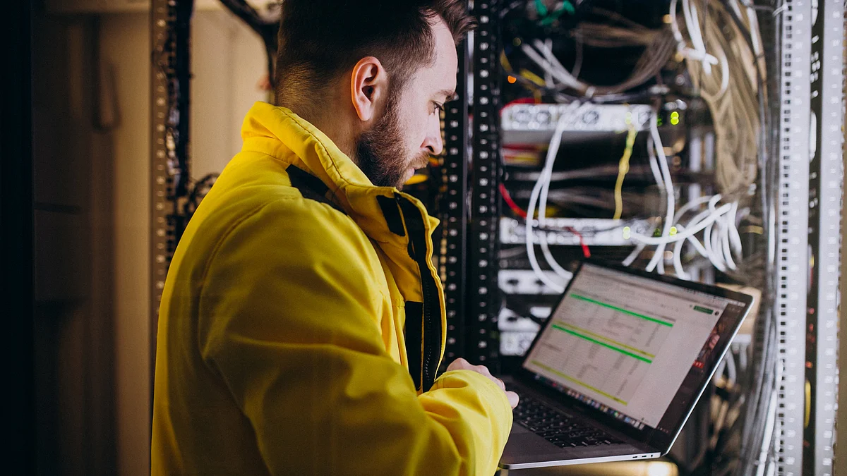 <div class="paragraphs"><p>Staff inside a server room.(Photo: freepik)</p></div>