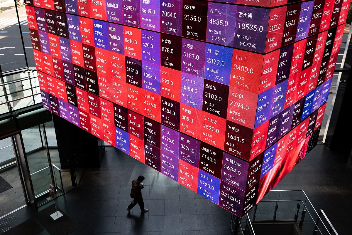 An electronic stock board inside the Kabuto One building in Tokyo, Japan, on Monday, Nov. 21, 2022. The world's central banks must keep raising interest rates to fight soaring and pervasive inflation, even as the global economy sinks into a significant slowdown, the OECD said. Photographer: SeongJoon Cho/Bloomberg