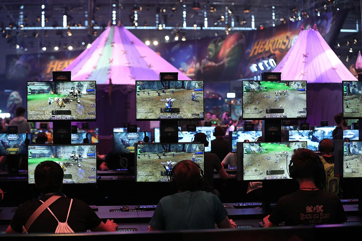 Gamers play the 'World of Warcraft' computer game at the Gamescom gaming industry event in Cologne. Photographer: Krisztian Bocsi/Bloomberg