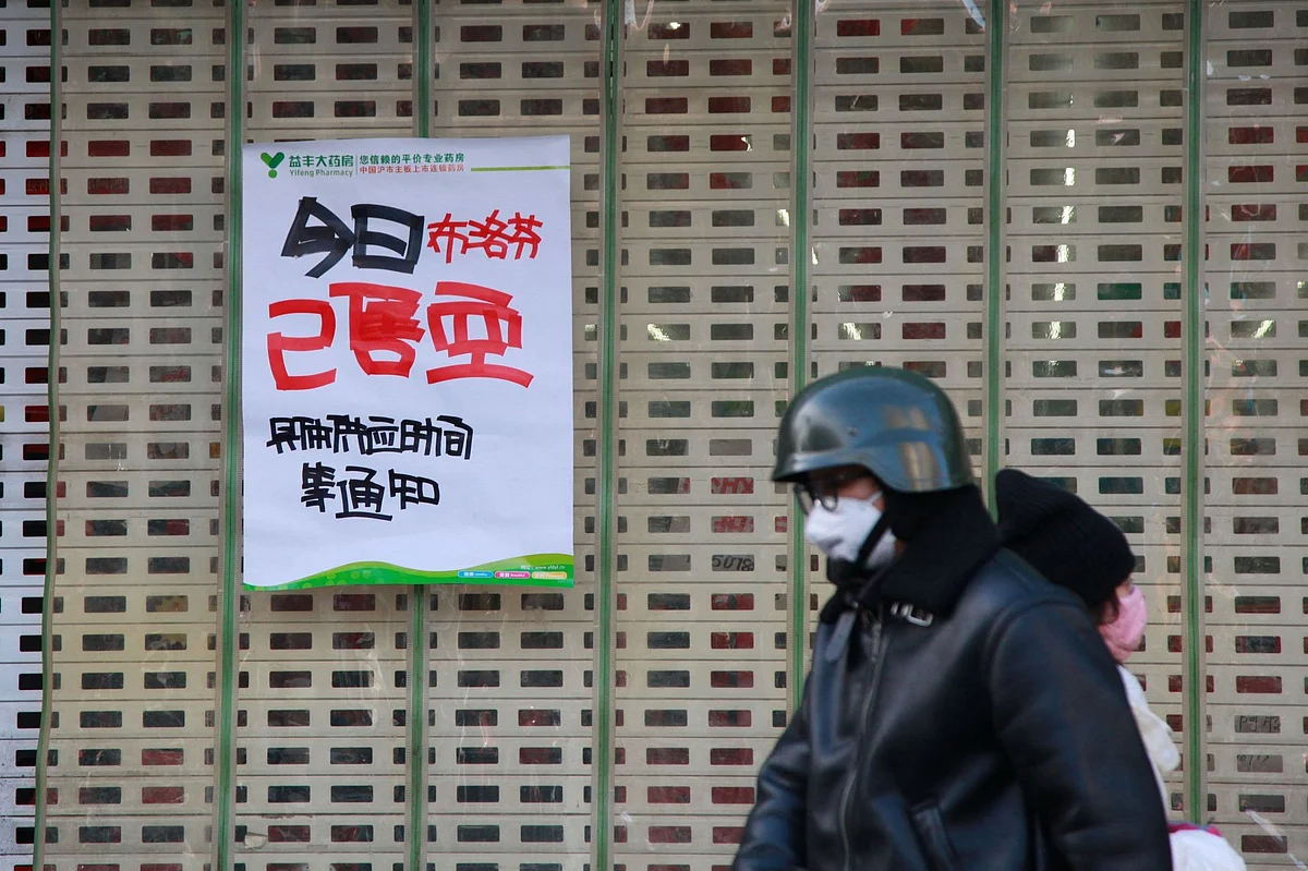 A poster reads ‘ibuprofen sold out today’ at a pharmacy in Nanjing, China. Source: AFP/Getty Images
