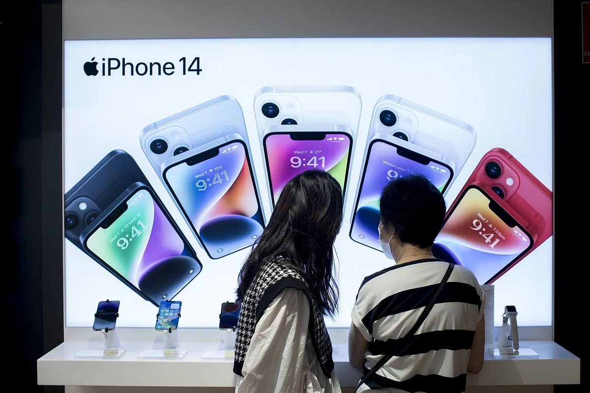 Customers browse Apple Inc. iPhone 14 smartphones at a JB Hi-Fi Ltd. store in Sydney, Australia, on Monday, Dec. 26, 2022. Australia’s consumer sentiment remained deeply pessimistic and business confidence turned negative for the first time this year as rapid-fire interest rate increases dragged on the economy.