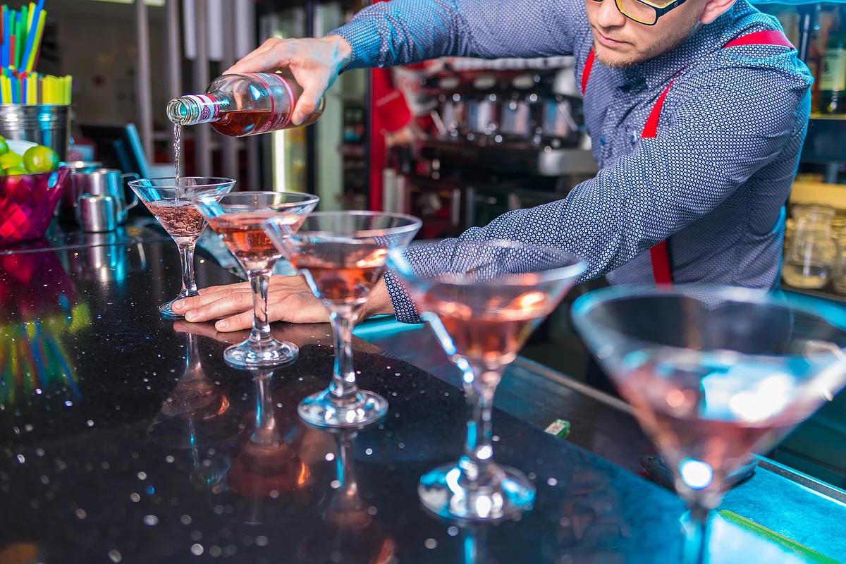 <div class="paragraphs"><p>Drinks being poured</p></div>