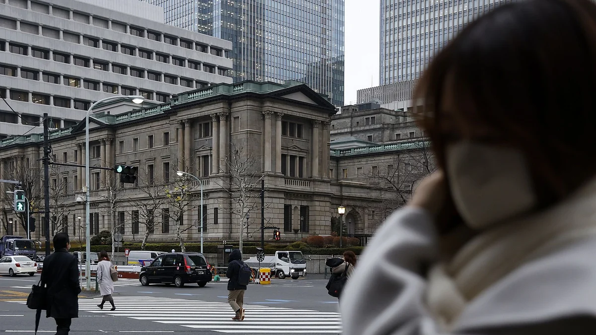 Morning commuters in front of the Bank of Japan (BOJ) headquarters in Tokyo, Japan, on Monday, Jan. 16, 2023. The Bank of Japan will deliver its latest policy decision Wednesday, shortly after its massive easing program came under the fiercest market attack in the history of Governor Haruhiko Kuroda’s decade-long term. Photographer: Kiyoshi Ota/Bloomberg